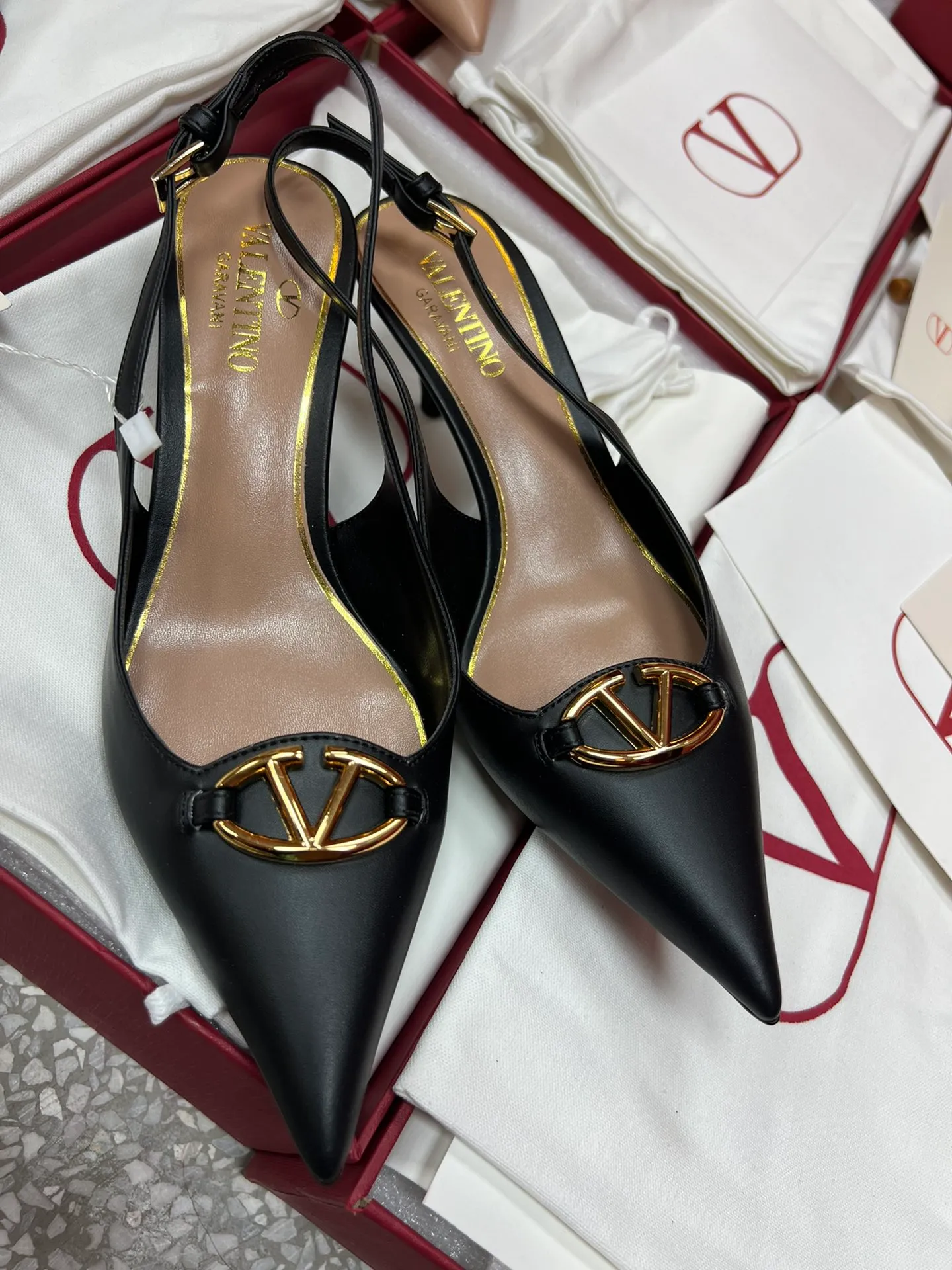 👟👟Ex-factory price 520👟👟 Valentino’s hottest new product in 2024, the new Mule shoes are also very easy to wear...😈😈😈 The latest logo buckle Perfectly combined with sexy pointed toe❤️‍🔥❤️‍🔥❤️‍🔥❤️‍🔥It is simply the pinnacle of summer fashion💖💖💖💖Original replica Outsole: Italian genuine leather outsole Heel height: 6.5cm Size: 35-39 (40 41 42 customization is non-returnable and non-exchangeable)